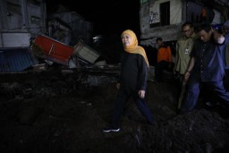 Gubernur Khofifah Tinjau Jalan Ambles dan Bencana di Jember