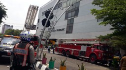 Lantai Dua Gedung Siola Surabaya Terbakar
