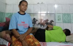 Kisah Menyedihkan dari Seorang Guru Honorer SD Negeri di Surabaya