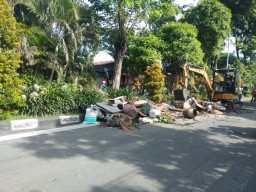Foto: After Before  Tumpukan Sampah di Jalan Raya