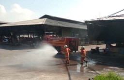Tanggap Corona, Pasar Induk Osowilangun Surabaya Disemprot Disinfektan