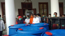 Machfud Arifin Serahkan Bantuan APD hingga Disinfektan ke Gubernur
