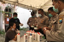 Jatim for Indonesia Bagi Hand Sanitizer untuk 5 Polsek di Surabaya