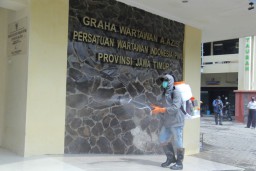 Cegah Penyebaran Corona, PWI Jatim Lakukan Penyemprotan Disinfektan