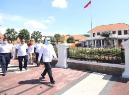 Gubernur Khofifah Ajak Warga Berjemur Pagi Hari untuk Tangkal Corona