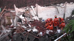 Rumah di Surabaya Roboh, Dua Orang Tewas Tertimpa Bangunan