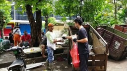 Perhimpunan ini Bagi Makanan hingga Masker pada Ojol & Warga Surabaya