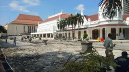 Keramik Halaman Gedung Balai Pemuda Surabaya Dibongkar