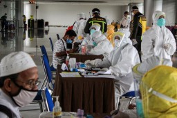 249 Pekerja Migran yang Pulang ke Jatim Diberi Gelang Penanda