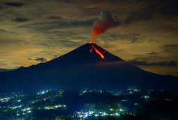 Luncurkan Awan Panas, Status Gunung Semeru Tetap Waspada