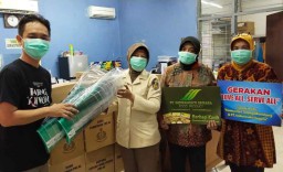 Difabel Dapat Bantuan Beras dan Tim Medis Dibantu Masker
