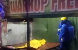 Seorang Pria Tewas di Warung Nasi, Petugas Mengevakuasi Gunakan APD