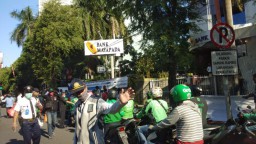Foto : Antrean Driver Ojol Terima Takjil Gratis
