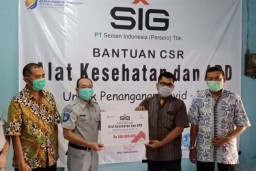 SIG Bersama Satgas Bencana Nasional BUMN Serahkan Bantuan Alkes & APD