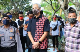 Ganjar Pranowo Antar Didi Kempot ke Peristirahatan Terakhir