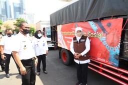 Menkumham Serahkan Seribu Paket Sembako-Alkes Buatan Napi di Jatim