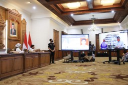 Banyak Loloskan Siswa Masuk SNMPTN, Khofifah Beri Kado SMA 2 Lamongan
