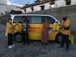 Golkar Bagikan Ribuan Paket Sembako & Masker Bagi Warga Kota Surabaya