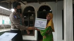 Ketika Keluarga Korban Kecelakaan di Mojokerto Terima Bantuan
