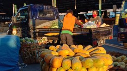 Jelang Lebaran, Pembeli Sayur dan Buah di PIOS ini Alami Peningkatan