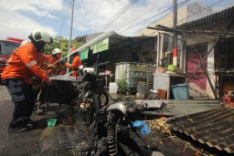 Kios Bensin di Surabaya Terbakar, Bapak Anak Terluka, Dua Motor Hangus