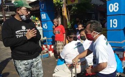 Blusukan di Kampung Surabaya, Machfud Arifin Miris Lihat Pasar