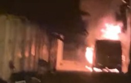 Foto: Mobil Mewah Via Vallen Dibakar