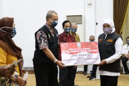 2.300 Lansia Terdampak Covid-19 di Jatim Dapat Bantuan Paket Sembako