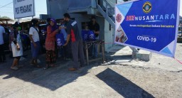 Prajurit TNI AL  Berbagi Sembako pada Masyarakat Pesisir di Sidoarjo
