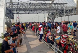 Duh Pandemi Corona, Warga Masih Berjubel di Jembatan Suroboyo