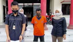 Pria ini Jual Istri Siri untuk Layani Seks Threesome di Surabaya