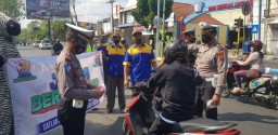 Cegah Corona, Polisi dan Sopir Angkot Bagikan Masker Merah Putih