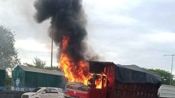 Truk Muat Garam Terbakar di Jalan Tol Surabaya