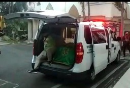 Pria di Ambulans Jenazah Cak Nur itu Ternyata Juga ikut Salat Jenazah