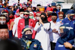 Jalan Kaki Daftar ke KPU Banyuwangi, Ipuk-Sugirah Bagi Masker