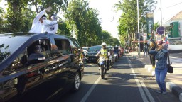 Foto: Cara Keren Ribuan Pendukung Antar Machfud-Mujiaman Daftar ke KPU