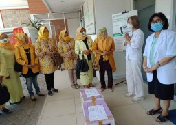Ikatan Istri Partai Golkar dan HWK Serahkan Bantuan APD