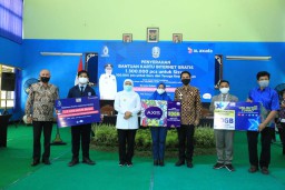 1,3 Juta Kartu Internet Gratis Dibagikan pada Siswa dan Guru di Jatim