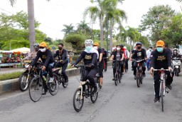 Sambil Gowes, Forkompimda Jatim Bagi Masker dan Sembako di Kota Malang