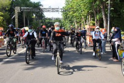 Sambil Gowes di Bojonegoro, Khofifah Kembali Bagi Masker dan Sembako