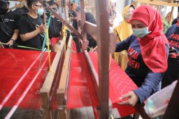 Khofifah Apresiasi Anak Muda di Kediri Meneruskan Tradisi Tenun Ikat