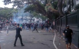 Demo Mahasiswa Tolak Omnibus Law di Malang Ricuh, Bus Polisi Dirusak