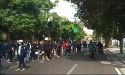 Massa Penolak Omnibus Law di Surabaya Sempat Kepung Rumah Dinas Risma