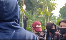 Tolak Omnibus Law di Surabaya: Rusak Perangkat CCTV hingga Bakar-bakar