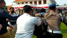 Ricuh! Massa Tolak Omnibus Law di Surabaya Bentrok dengan Petugas