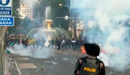 Dipukul Mundur, Massa Penolak Omnibus Law Surabaya Kembali Bikin Onar