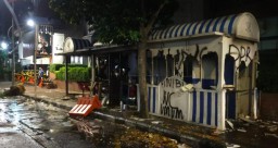 Massa Penolak Omnibus Law di Surabaya Rusak dan Bakar Pos Polisi