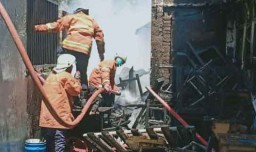 Tumpukan Barang di Halaman SDN Kutisari II Surabaya Terbakar