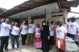 Datangi Pelaku UMKM di Banyuwangi, Ipuk Disambut Hangat Warga