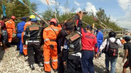 Foto: Petugas Evakuasi Perahu Nelayan di Bulak Usai Tersapu Ombak
